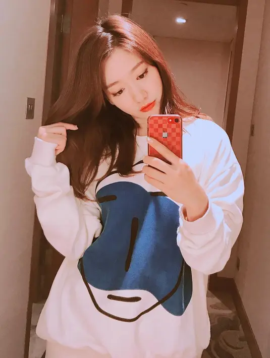 Walaupun sedang membahas tentang kebahagiaan, akan tetapi Park Shin Hye terlihat sedikit sedih. Ia memang pernah mengalami masa-masa berat saat memulai kariernya. (Foto: instagram.com/ssinz7)