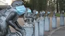 Sejumlah patung monyet yang berada di Kebun Binatang Beijing terlihat dipakaikan masker sebagai bentuk protes di China, 19 Desember 2016. China dilanda oleh asap polusi yang paling buruk tahun 2016 selama beberapa hari ini. (AFP PHOTO/STR/China OUT)