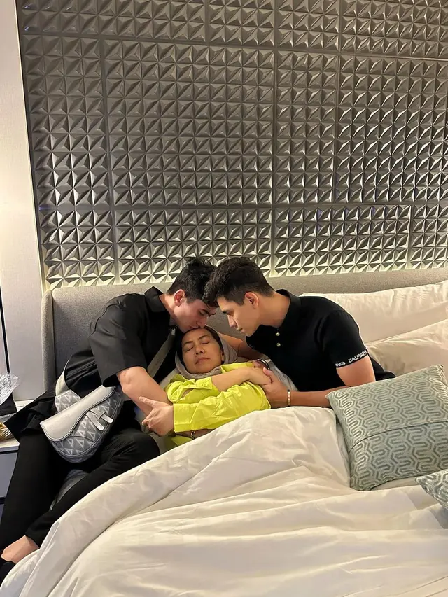 Venna Melinda bersama kedua anaknya. (Foto: Dok. Instagram @athallanaufal7)