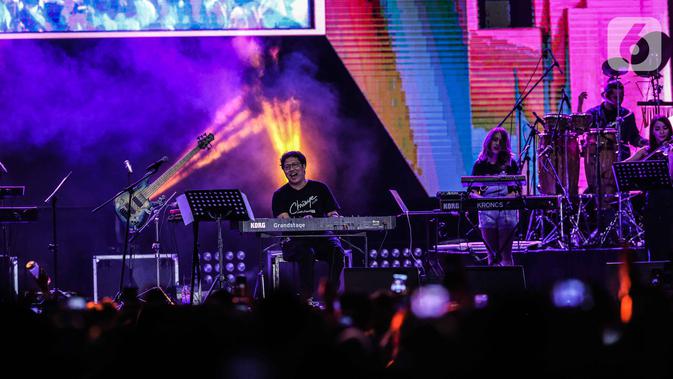 Komposer Erwin Gutawa tampil dalam Synchronize Fest 2019 yang bertajuk Chrisye Live by Erwin Gutawa di Gambir Expo, Jakarta, Sabtu (5/10/2019). Panggung untuk mengenang Chrisye tersebut Erwin Gutawa membawakan sejumlah lagu di antaranya Hura-Hura, Angin Malam, dan Cinta. (Liputan6.com/Faizal Fanani)