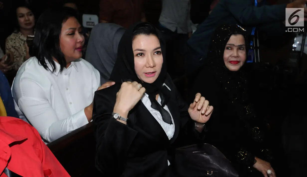 Bupati nonaktif Kutai Kartanegara, Rita Widyasari jelang mengikuti sidang perdana di Pengadilan Tipikor, Jakarta, Rabu (21/2). Sidang beragendakan mendengar dakwaan Jaksa Penuntut Umum. (Liputan6.com/Helmi Fithriansyah)