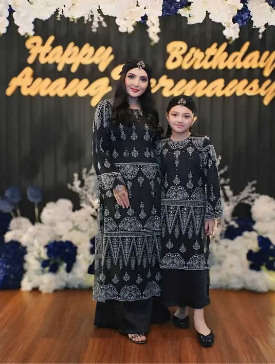Alis Ashanty dirapikan dengan gaya natural, mengikuti bentuk aslinya namun tetap terlihat tegas. Teknik feathering digunakan untuk mengisi bagian kosong dengan sapuan ringan, menciptakan tampilan yang rapi dan tidak berlebihan. [@ashanty_ash]