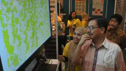 Menteri Agraria dan Tata Ruang Ferry Mursyidan Baldan melihat sebuah layar monitor saat meninjau pameran Agrinex Expo ke-9 di JCC, Jakarta, Sabtu (21/3/2015). (Liputan6.com/Johan Tallo)