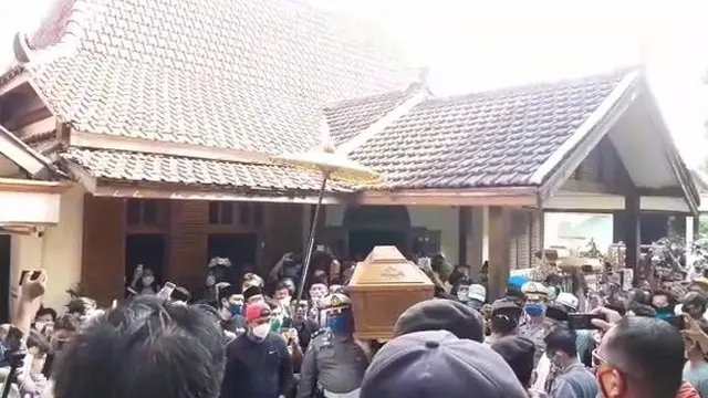 Potret suasana pemakaman Didi Kempot