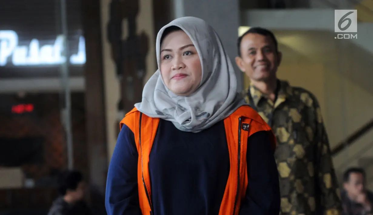 Bupati nonaktif Bekasi Neneng Hasanah Yasin usai menjalani pemeriksaan lanjutan di Gedung KPK, Jakarta, Jumat (8/2). Neneng diperiksa dalam kapasitasnya sebagai tersangka tekait kasus dugaan suap izin proyek pembangunan Meikarta. (Merdeka.com/Dwi Narwoko)