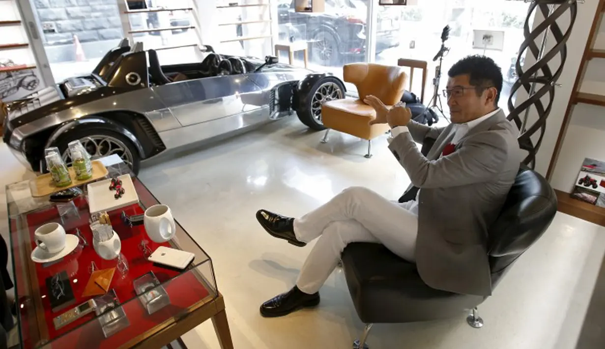 Seorang pakar otomotif mobil saat wawancara di Tokyo, Jumat (9/10/2015). Ia Mengatakan bila Jepang berhasil melakukan terobosan ini maka jepang akan menjadi produsen mobil utama di dunia. (REUTERS/Yuya Shino)