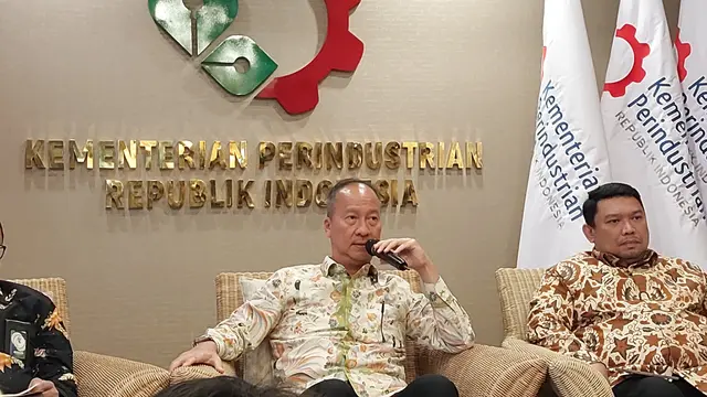 Menteri Perindustrian (Menperin) Agus Gumiwang Kartasasmita menjelaskan mengenai perkembangan investasi Apple di Indonesia. di Kantor Kementerian Perindustrian, Jakarta, Rabu (8/1/2025). (Liputan6.com/Arief)