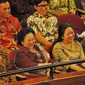 Presiden Joko Widodo (kedua kiri depan) saat menghadiri Ulang Tahun Megawati Soekarno Putri (tengah depan) di Taman Ismail Marzuki, Jakarta, Senin (23/1). HUT Megawati dirayakan dengan menonton pementasan teater.(Liputan6.com/Angga Yuniar)