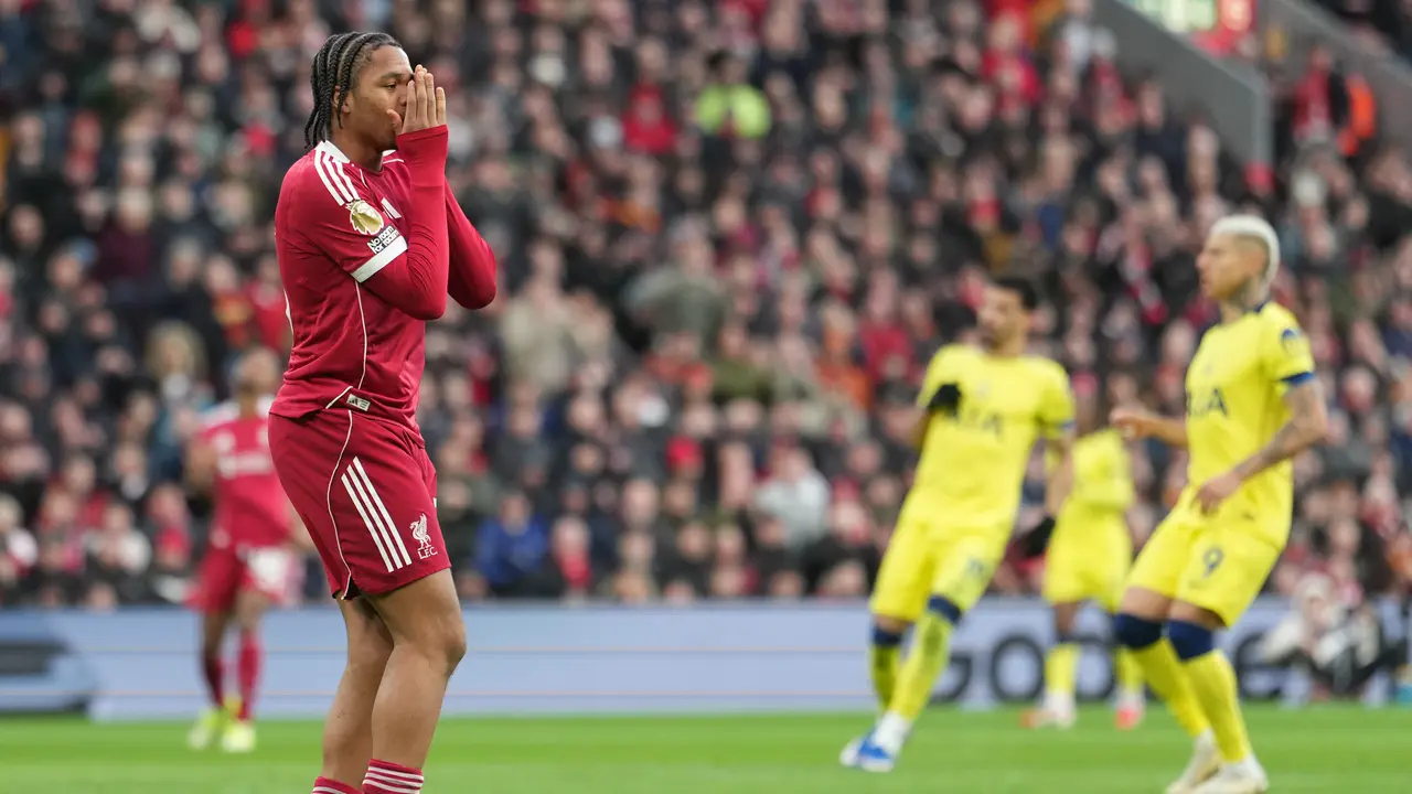 Ekspresi Rio Ngumoha di laga Liverpool vs Tottenham di pekan ke-30 Liga Inggris 2025/2026 di Anfield, Minggu (15/03/2026) malam WIB.