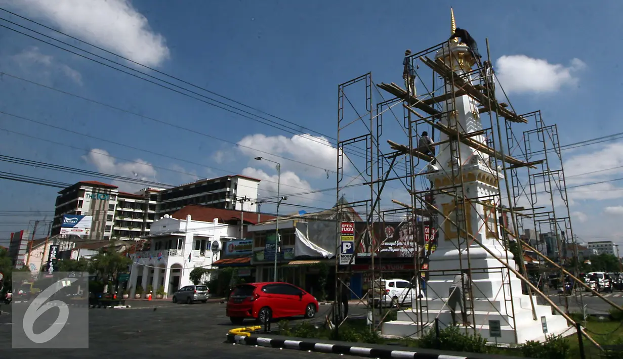 Suasana proses renovasi Tugu di Yogakarta, Rabu (29/6). Pengerjaan renovasi dilakukan untuk memperindah monumen yang menjadi ikon kota Yogyakarta. (Liputan6.com/Boy Harjanto)