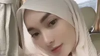 Potret Zaskia Gotik pakai hijab usai jalani umrah (Sumber: Instagram/zaskia_gotix)