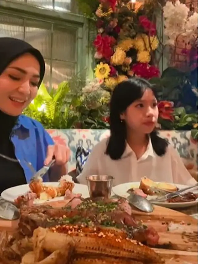 6 Potret Imel Putri Cahyati Bareng Sang Anak yang Beranjak Remaja, Bak Kakak Adik