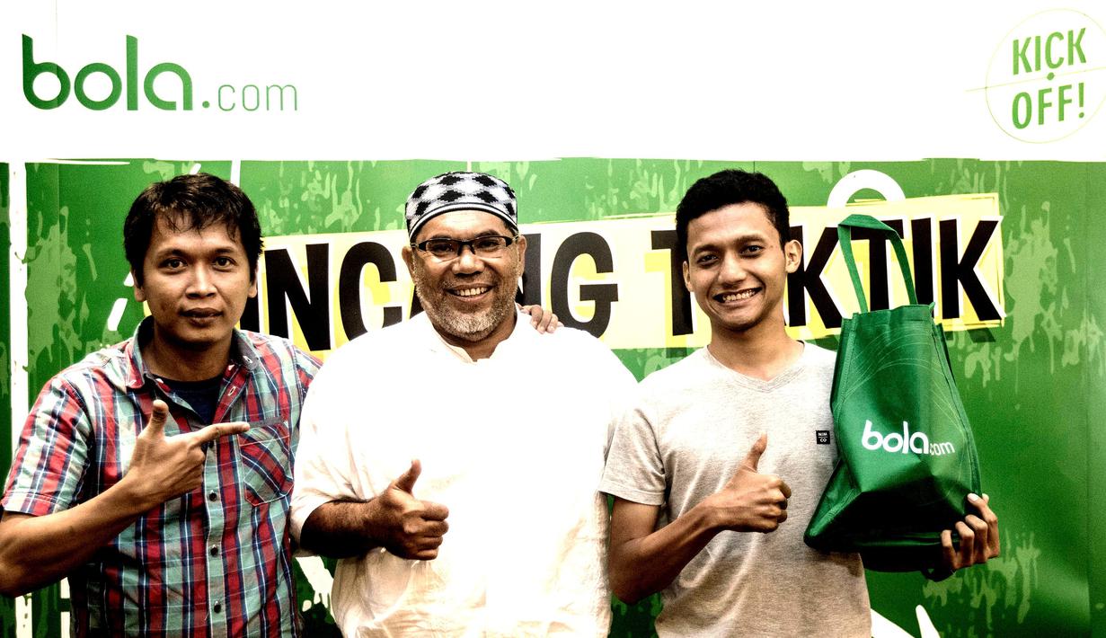 Editor Bola.com, Ario Yosia bersama Pelatih Borneo FC U-21, Iwan Setiawan dan Analis Taktik Kick Off, Noval Azis, usai menjadi pembicara pada diskusi Bincang Taktik di Kantor Bola.com, Jakarta, Rabu (16/11/2016). (Bola.com/Vitalis Yogi Trisna)