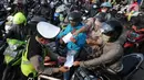 Petugas polisi memeriksa kelengkapan Surat Tanda Registrasi Pekerja  (STRP) bagi pengendara bermotor pada pos  perpanjangan Pemberlakuan Pembatasan Kegiatan Masyarakat (PPKM) Jalan Raya Ir.H.Djuanda, depan Sandratex, Tangerang Selatan, Kamis (15/07/2021). (merdeka.com/Arie Basuki)