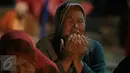 Seorang warga menangis saat menggelar renungan dan doa di tugu prasasti 'Gempa Bumi Bantul 27 Mei 2006' Kabupaten Bantul, Yogyakarta, Jumat (27/5). Kesedihan tampak diraut wajah warga yang ditinggal keluarganya akibat gempa. (Liputan6.com/Boy Harjanto)