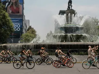 Sejumlah warga bersepeda keliling Kota Mexico City, Meksiko (8/6/2019). Rayakan World Naked Bike, ratusan warga tampil tanpa busana berkeliling pusat kota Meksiko. (AP Photo / Christian Palma)