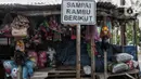 Salah satu kios mainan yang berada di luar Taman Margasatwa Ragunan, Jakarta, Senin (25/5/2020). Pada musim libur lebaran Ragunan yang biasa ramai pengunjung masih tutup karena masih dalam masa pemberlakuan Pembatasan Sosial Berskala Besar (PSBB). (Liputan6.com/Johan Tallo)