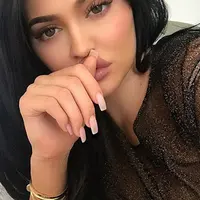 Pengusaha muda yang satu ini biasanya gemar sekali mengekspos tubuhnya dengan pakaian-pakaian yang seksi, tetapi sekarang ini Kylie lebih sering terlihat memakai baju yang tertutup bahkan dengan ukuran yang besar. (Instagram/Kyliejenner)