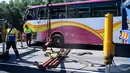 Sejumlah petugas mengevakuasi sebuah bus setelah bertabrakan dengan taksi di Hong Kong (30/11). Lima orang tewas dan 32 luka-luka setelah akibat kecelakaan tersebut. (AFP Photo/Anthony Wallace)