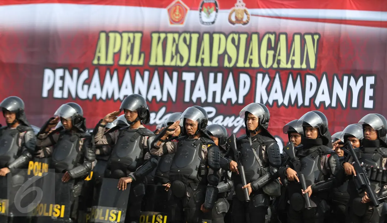 Pasukan gabungan TNI dan Polri menggelar apel kesiapsiagaan pengamanan tahap kampanye Pilkada Serentak 2017 di Lapangan Silang Monas, Jakarta, Rabu (2/11). Apel pasukan dipimpin inspektur upacara Panglima TNI dan Kapolri (Liputan6.com/Immanuel Antonius)