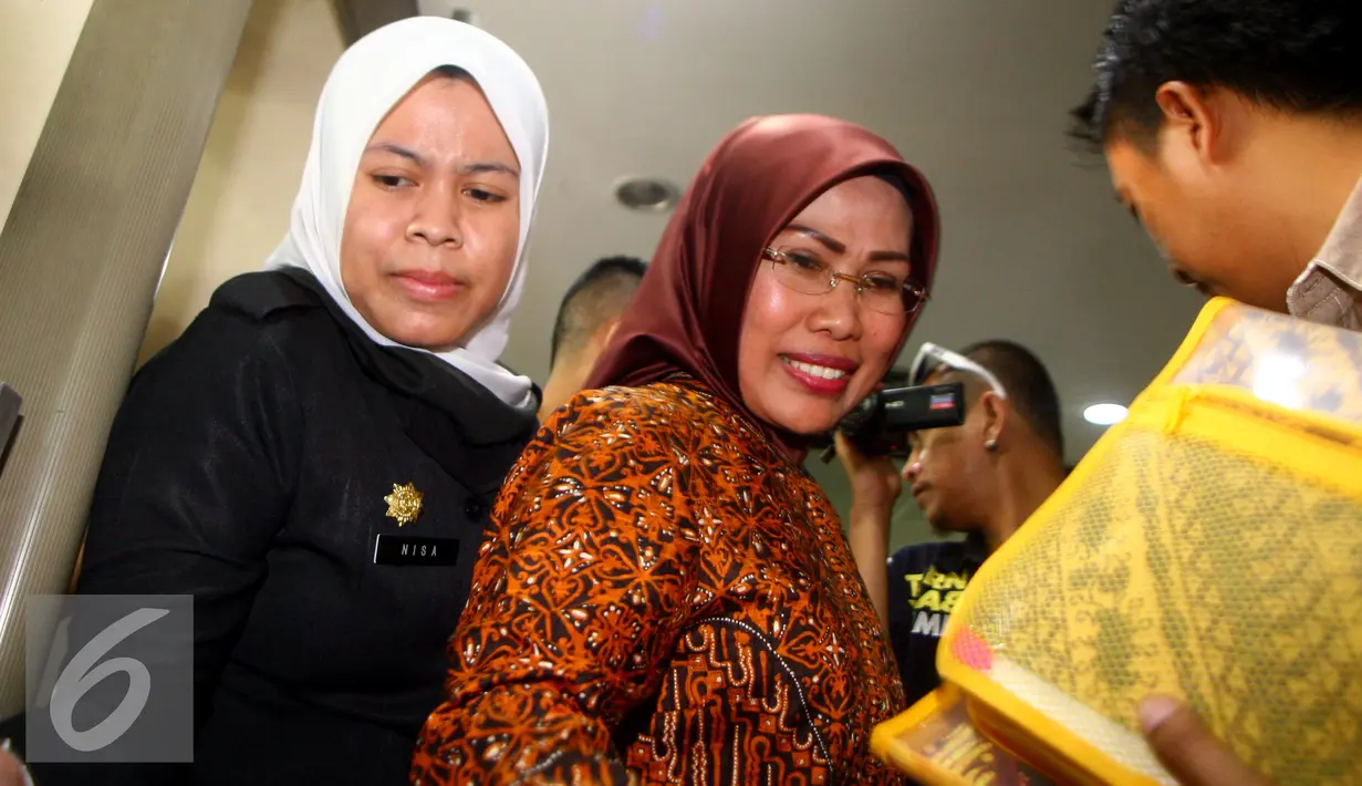 Bupati Serang Ratu Tatu Chasanah saat tiba di gedung KPK, Jakarta, Selasa (24/5). Kedatangan Ratu Tatu untuk menyerahkan Laporan Harta Kekayaan Pejabat Negara (LHKPN). (Liputan6.com/Helmi Afandi)