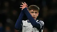 Gelandang Tottenham Hotspur asal Inggris #47 Mikey Moore bertepuk tangan kepada para penggemar setelah pertandingan sepak bola tahap Liga Europa UEFA antara Tottenham Hotspur dan Tottenham Hotspur di Stadion Tottenham Hotspur di London, pada 26 September 2024. Tottenham memenangkan pertandingan dengan skor 3-0. Glyn KIRK / AFP