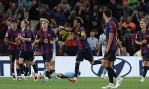 Penyerang asal Spanyol yang membela Barcelona, ​​Lamine Yamal (nomor punggung 10, tengah), merayakan gol keempat timnya dalam pertandingan Liga Champions UEFA antara FC Barcelona dan Feyenoord di Stadion Camp Nou, Barcelona, ​​pada 10 September 2026. (Lluis GENE/AFP)