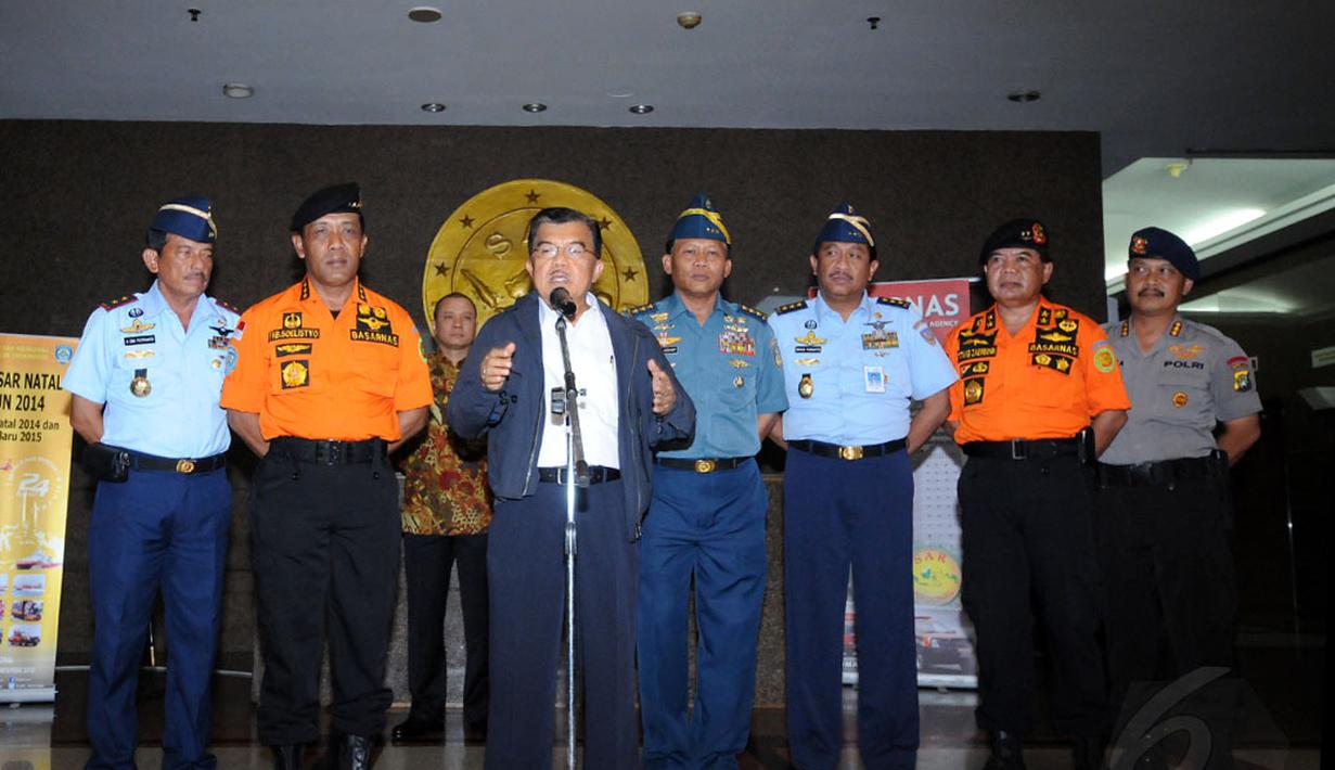 Wapres Jusuf Kalla (ketiga dari kiri) melakukan jumpa pers terkait hilangnya pesawat AirAsia QZ 8501 di kantor Basarnas, Jakarta (28/12). (Liputan6.com/Helmi Fithriansyah) 