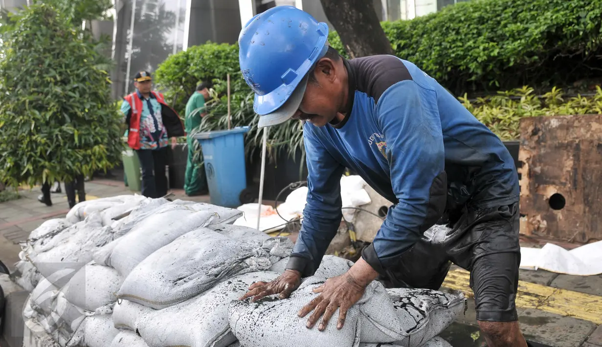 Petugas mengangkat endapan pasir saat membersihkan gorong-gorong di Jalan Gatot Subroto, Jakarta, Jumat (10/3). PHL dari Suku Dinas Sumber Daya Air (Sudin SDA) Jaksel kembali dikerahkan untuk membersihkan saluran di kawasan ini (Liputan6.com/Yoppy Renato)
