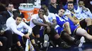 Para pemain  Golden State Warriors terlihat murung saat kalah dari Cleveland Cavaliers 120-90 pada game ke-3 NBA Finals di Quicken Loans Arena, (9/6/2016) WIB. (Mandatory Credit: David Richard-USA TODAY Sports)