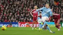 Pemain Manchester City, Erling Haaland, mencetak gol ke gawang Liverpool pada laga Liga Inggris di Stadion Anfield, Senin (9/2/2026) dini hari WIB. (AP Photo/Jon Super)