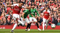 Proses gol penaltih yang dicetak striker Arsenal, Pierre-Emerick Aubameyang, ke gawang Brighton pada laga Premier League di Stadion Emirates, London, Minggu (5/5) Kedua klub bermain imbang 1-1. (AFP/Glyn Kirk)