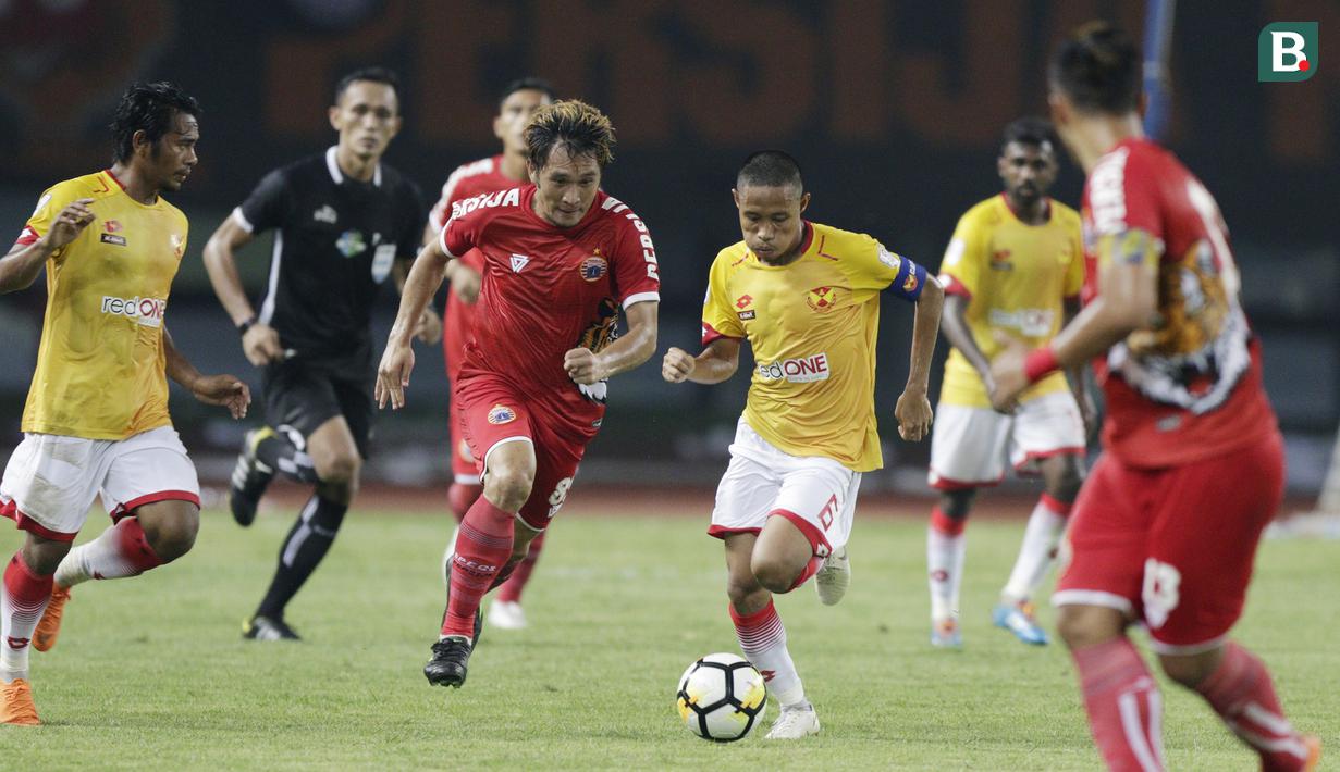 Gelandang Selangor FA, Evan Dimas, menggiring bola saat melawan Persija Jakarta pada laga persahabatan di Stadion Patriot, Jawa Barat, Kamis (6/9/2018). Persija kalah 1-2 dari Selangor FA. (Bola.com/M Iqbal Ichsan)