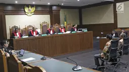 Suasana sidang vonis terdakwa kasus suap pengadaan barang dan jasa di Pemkot Kendari, Asrun bersama anaknya yang juga Wali Kota Kendari nonaktif, Adriatma Dwi Putra di Pengadilan Tipikor, Jakarta, Rabu (31/10). Liputan6.com/Herman Zakharia)