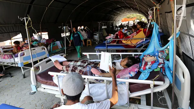 Korban Gempa Palu Dirawat Seadanya di Halaman RS Undata