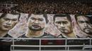 Suporter Persija Jakarta, The Jakmania, membentangkan spanduk raksasa saat melawan Bali United pada final Piala Presiden di SUGBK, Jakarta, Sabtu (17/2/2018). Persija menang 3-0 atas Bali United. (Bola.com/Vitalis Yogi Trisna)
