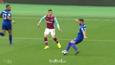 Leicester City masih belum terkalahkan di bawah pelatih baru Craig Shakespare, usai kembali meraih kemenangan kali ini atas tuan rumah West Ham dengan skor tipis 3-2. Gol brilian Mahrez mengawali pesta kemenangan The Foxes. Sundulan Huth memperbesar ...