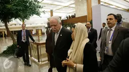 Menlu RI Retno Marsudi (kanan) berbincang dengan Menlu Palestina Riyad al-Maliki, Jakarta, Minggu (6/3/2016). Dalam KTT kali ini akan disepakati deklarasi dan resolusi dukungan terhadap Palestina. (Liputan6.com/Faizal Fanani)