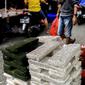 Tumpukan tempe dijual di Pasar Kebayoran Lama, Jakarta, Selasa (15/2/2022). Tempe dan tahu akan hilang di pasar tradisional dikarenakan kenaikan harga kedelai saat ini sudah di atas kewajaran. (Liputan6.com/Johan Tallo)