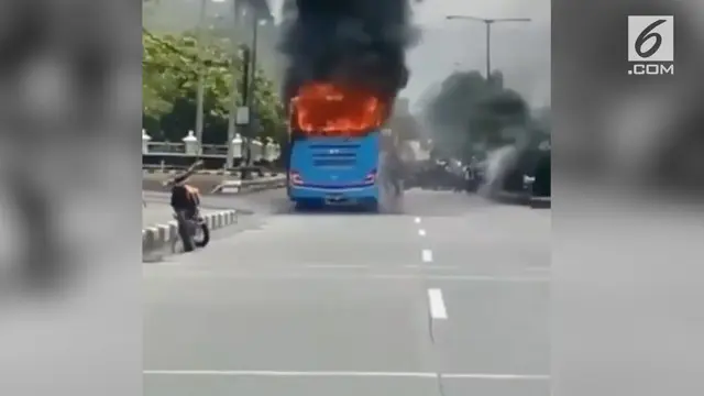 Bus Damri jurusan Dipatiukur-Jatinangor hangus terbakar di depan Kampus IPDN.