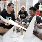 Para aktivis Papua Youth Creative Hub (PYCH) menunjukkan kreativitasnya dengan mendesain dan memproduksi busana yang akan ditampilkan dalam acara Papua Street Carnival. (Istimewa)