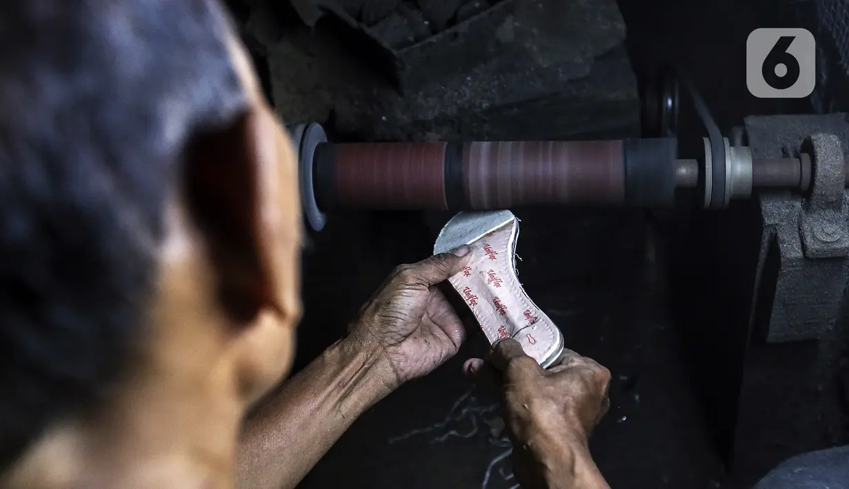 Pekerja menyelesaikan pembuatan sepatu di industri rumahan daerah Kuningan, Jakarta Selatan, Jumat (22/1/2020). Industri rumahan pembuatan sepatu berbahan kulit dan sintetis ini telah memasarkan produknya di tingkat nasional dengan harga jual Rp. 175.000 - Rp.1.500.000. (Liputan6.com/Johan Tallo)