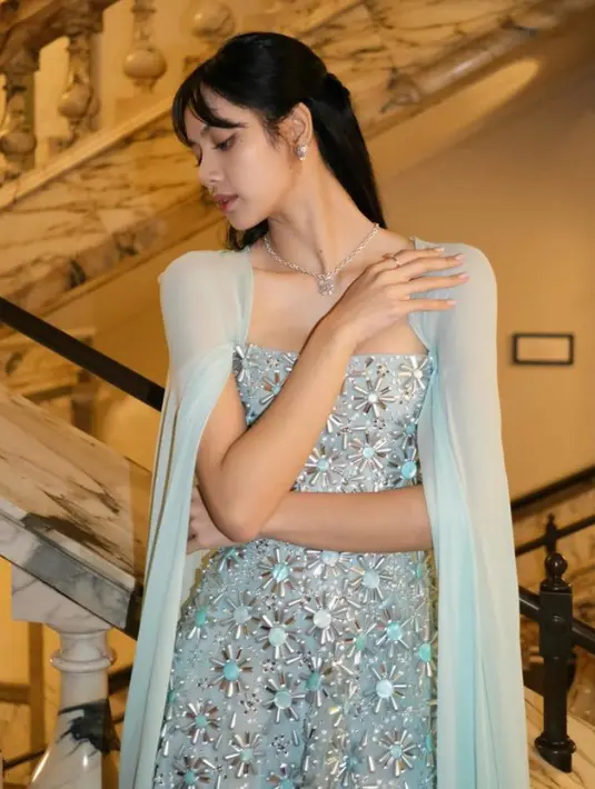 Rambut panjang hitamnya diikat setengah dengan poni samping. Tak terlihat poni depan yang menjadi ciri khas Lisa.  [@lalalalisa_m]