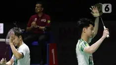 Pebulu tangkis ganda putra Indonesia, Marcus Fernaldi Gideon/Kevin Sanjaya Sukamulio usai bertanding melawan Liang Wei Keng/ Wang Chang (China) pada babak Semifinal Indonesia Masters 2022 di Istora Senayan, Jakarta, Sabtu (11/6/2022). Kevin/Marcus takluk dan gagal melaju ke final Indonesia Masters 2022. (Liputan6.com/Helmi Fithriansyah)