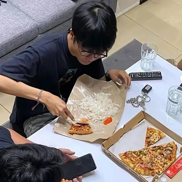 6 Potret Makan Pizza Pakai Nasi Ini Nyeleneh, Orang Indonesia Banget
