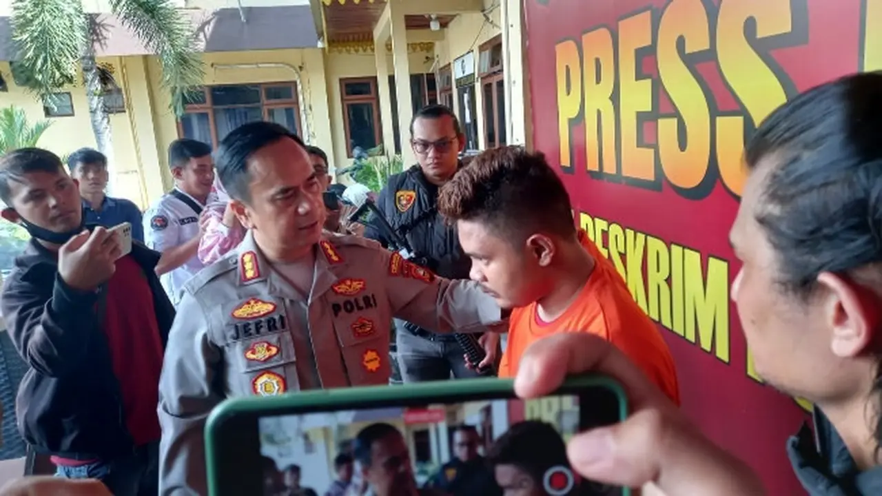 Kapolresta Pekanbaru Kombes Jefri berbincang dengan perampok bersenpi di BRI Link.