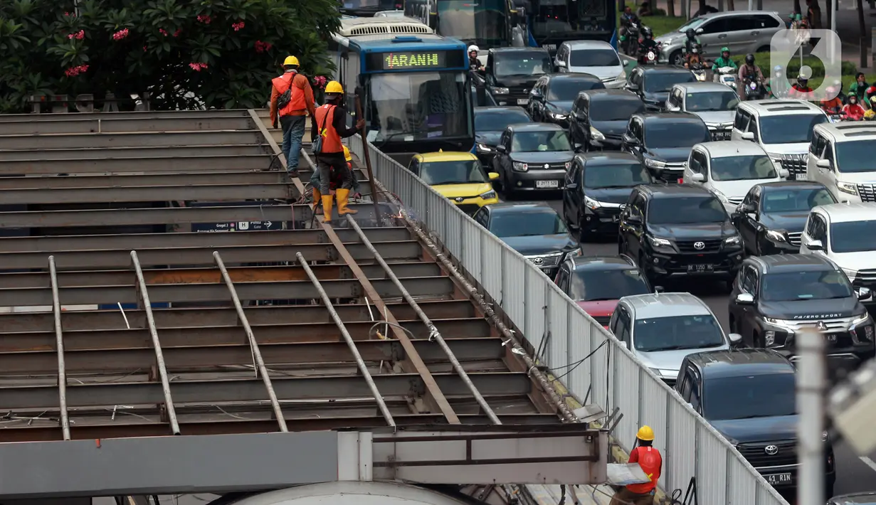 Tujuan dari revitalisasi 10 halte itu merupakan peningkatan kualitas pelayanan agar masyarakat pengguna Transjakarta merasa aman dan nyaman saat berada di halte-halte tersebut. (Liputan6.com/Johan Tallo)