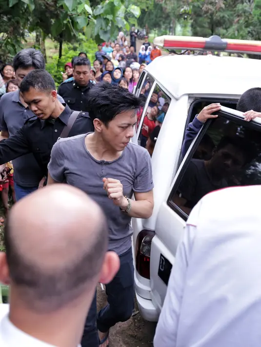 Banyak teriakan yang memanggil nama Ariel NOAH, dari awal proses pemakaman hingga usai.  Bahkan Ariel meninggalkan TPU tersebut. (Adrian Putra/Bintang.com)