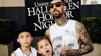 Travis Baker Blink-182 dan Putrinya Beri Dukungan pada Hak Hewan
