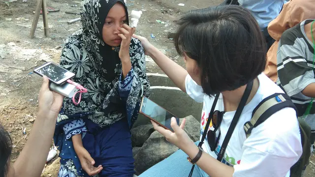 Rohana harus bersekolah dengan sepatu yang rusak akibat gempa